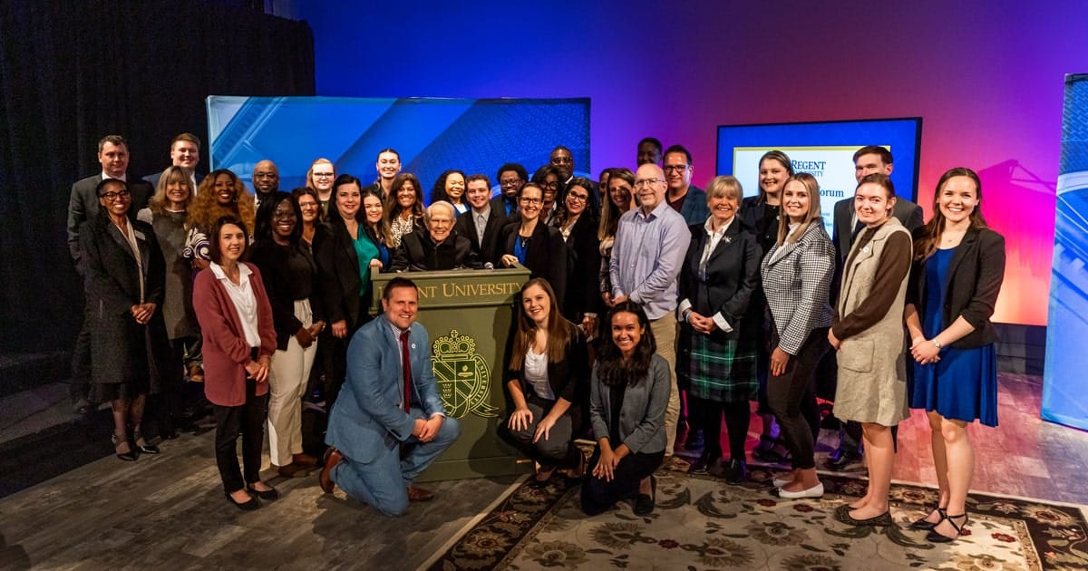 Dr.  MG « Pat » Robertson dit aux étudiants du forum du chancelier du College of Health & Behavioral Science que Dieu a une place dans les soins de santé